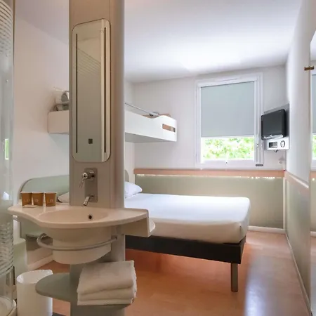 Ibis Budget Les Chaumes מלון מונטובן