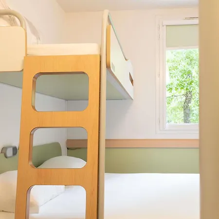 Ibis Budget Les Chaumes مونْتوبا