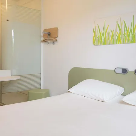 Ibis Budget Les Chaumes 호텔