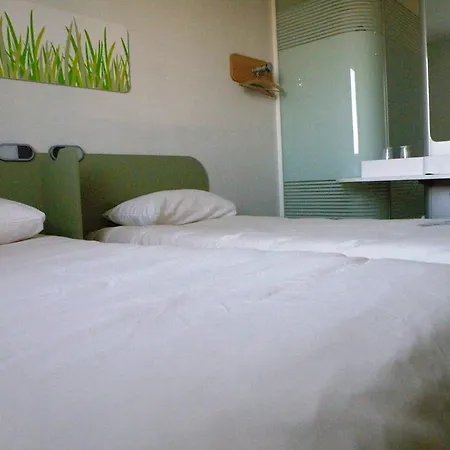 Ibis Budget Les Chaumes מונטובן