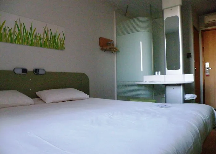 호텔 Ibis Budget Les Chaumes 2*