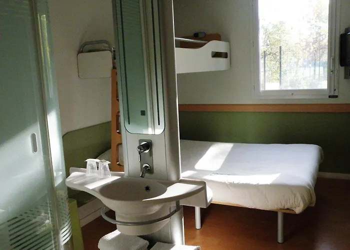 Отель Ibis Budget Les Chaumes Монтобан